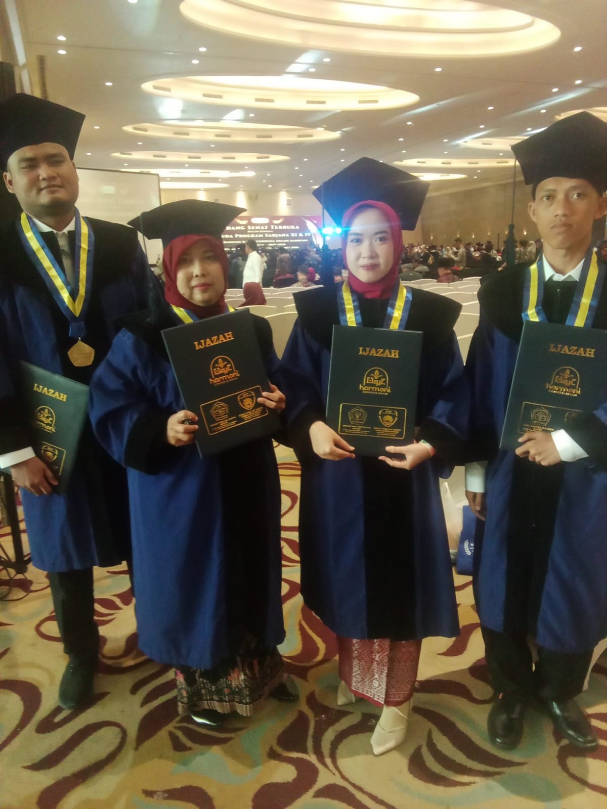 Foto Bersama setelah wisuda